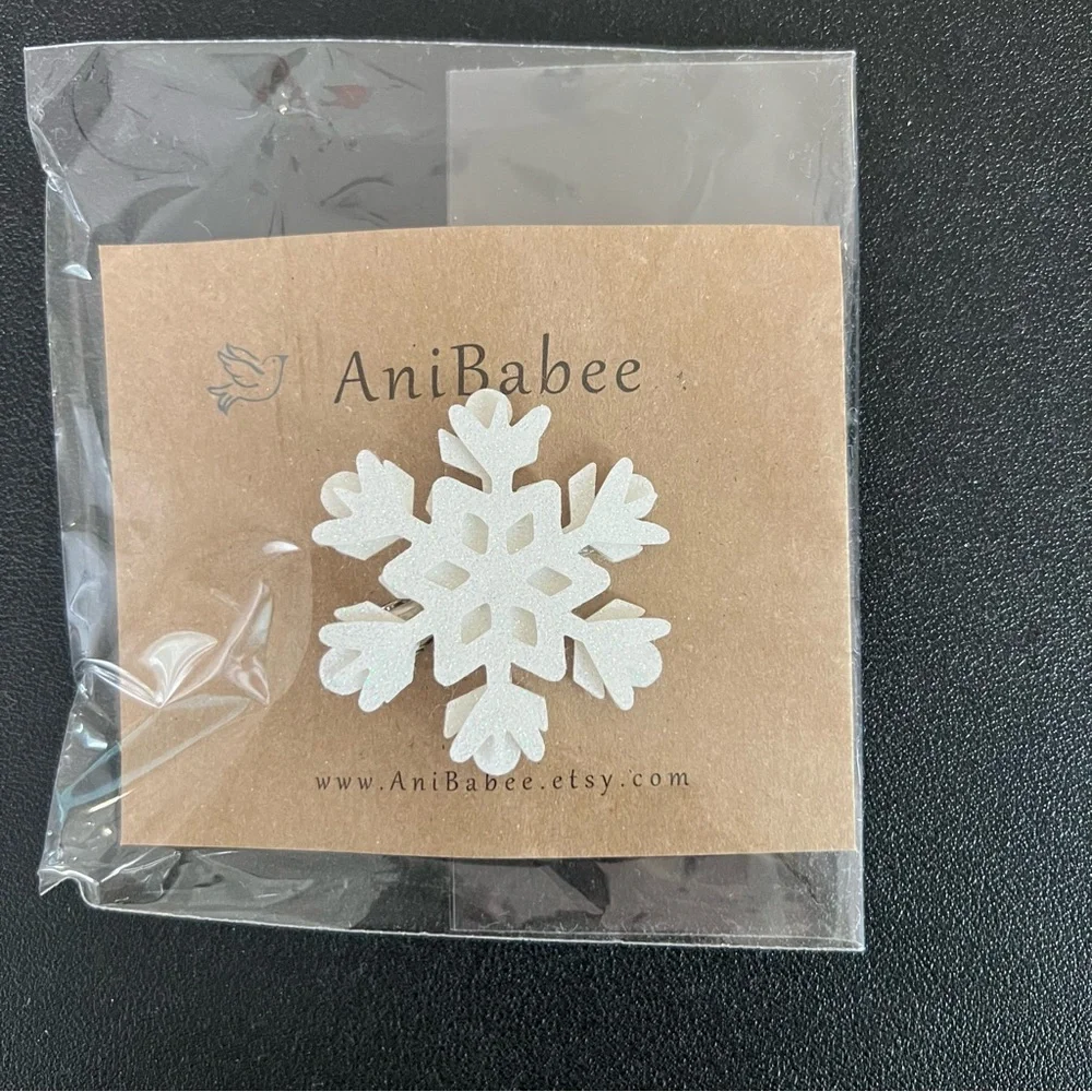 NWT White Snowflake barrette